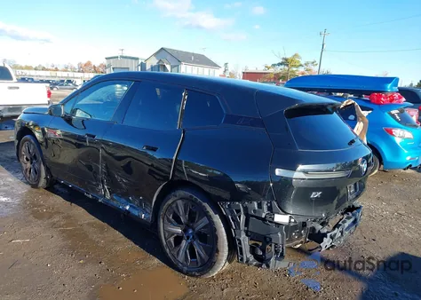 2025 BMW Ix xDrive50 из США, поврежденный, VIN WB523CF04SCT34327